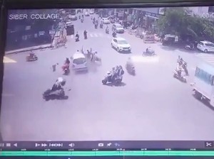 Ngeri! Mobil Dikemudikan Lansia 72 Tahun Hantam Pemotor di Perempatan Jalan
