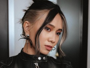 Video: Outfit Check Bumblebee on a Blossom Konser NIKI Hari Pertama