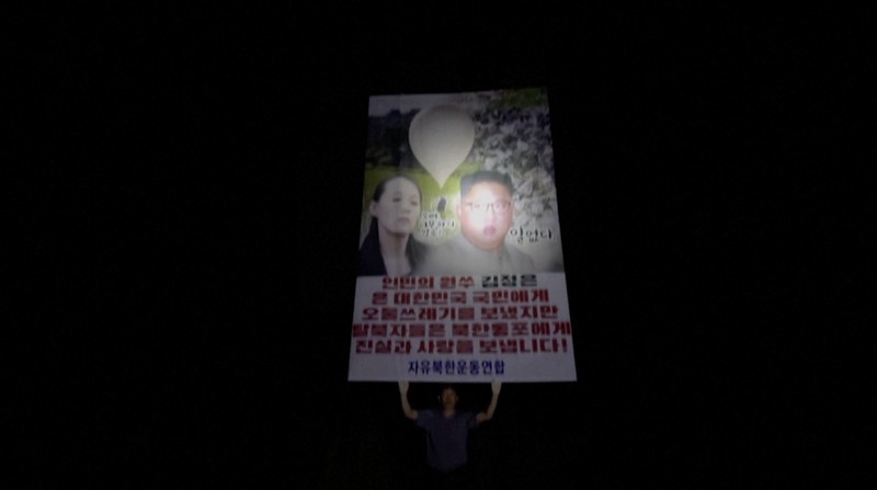 Sebuah balon yang membawa berbagai benda termasuk sampah, yang diyakini dikirim oleh Korea Utara, terlihat di laut lepas Incheon, Korea Selatan, 9 Juni 2024. Sebuah balon yang membawa berbagai benda termasuk sampah, yang diyakini dikirim oleh Korea Utara, terlihat di laut lepas Incheon, Korea Selatan, 9 Juni 2024. (Yonhap via REUTERS)