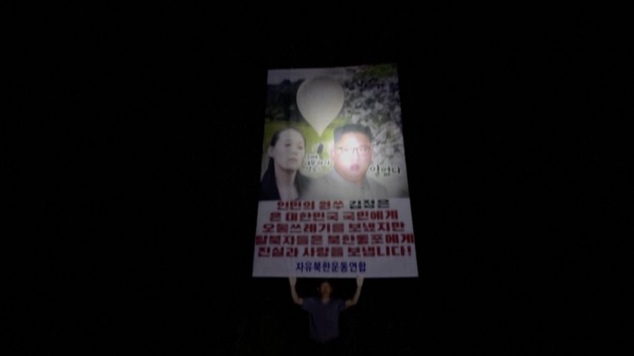 Pembelot Korea Utara dan aktivis di Korea Selatan meluncurkan balon berisi selebaran anti-Pyongyang ke Korea Utara pada Kamis (6/6/2024), di tengah meningkatnya ketegangan di semenanjung Korea. (Tangkapan Layar Video Reuters)