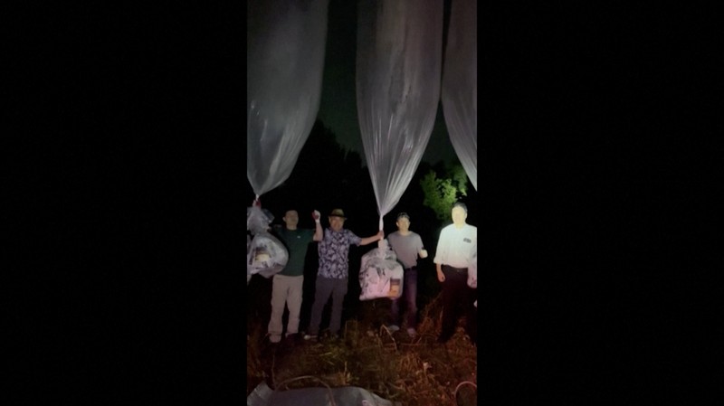 Pembelot Korea Utara dan aktivis di Korea Selatan meluncurkan balon berisi selebaran anti-Pyongyang ke Korea Utara pada Kamis (6/6/2024), di tengah meningkatnya ketegangan di semenanjung Korea. (Tangkapan Layar Video Reuters)