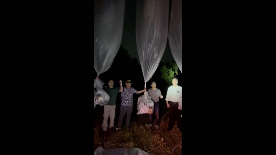Pembelot Korea Utara dan aktivis di Korea Selatan meluncurkan balon berisi selebaran anti-Pyongyang ke Korea Utara pada Kamis (6/6/2024), di tengah meningkatnya ketegangan di semenanjung Korea. (Tangkapan Layar Video Reuters)
