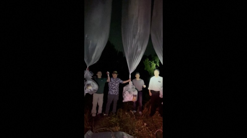 Pembelot Korea Utara dan aktivis di Korea Selatan meluncurkan balon berisi selebaran anti-Pyongyang ke Korea Utara pada Kamis (6/6/2024), di tengah meningkatnya ketegangan di semenanjung Korea. (Tangkapan Layar Video Reuters)