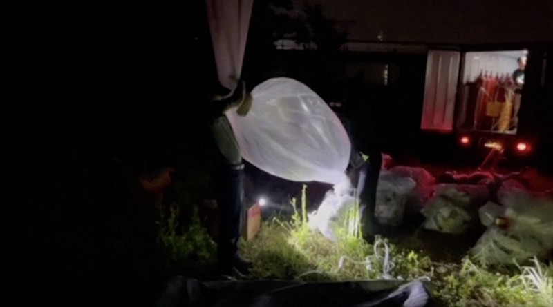 Pembelot Korea Utara dan aktivis di Korea Selatan meluncurkan balon berisi selebaran anti-Pyongyang ke Korea Utara pada Kamis (6/6/2024), di tengah meningkatnya ketegangan di semenanjung Korea. Pembelot Korea Utara dan aktivis di Korea Selatan meluncurkan balon berisi selebaran anti-Pyongyang ke Korea Utara pada Kamis (6/6/2024), di tengah meningkatnya ketegangan di semenanjung Korea. (Tangkapan Layar Video Reuters)