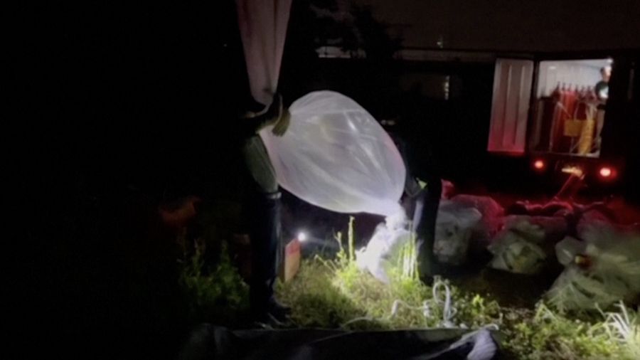 Pembelot Korea Utara dan aktivis di Korea Selatan meluncurkan balon berisi selebaran anti-Pyongyang ke Korea Utara pada Kamis (6/6/2024), di tengah meningkatnya ketegangan di semenanjung Korea. (Tangkapan Layar Video Reuters)