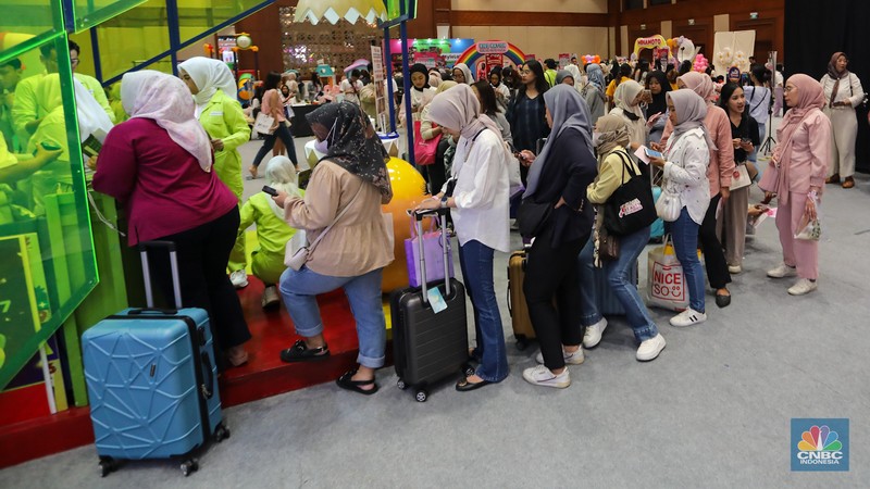 Pengunjung memadati acara Jakarta X Beauty 1.0 di Jakarta Convention Center (JCC), Senayan, Jumat (7/6/2024). (CNBC Indonesia/Faisal Rahman)