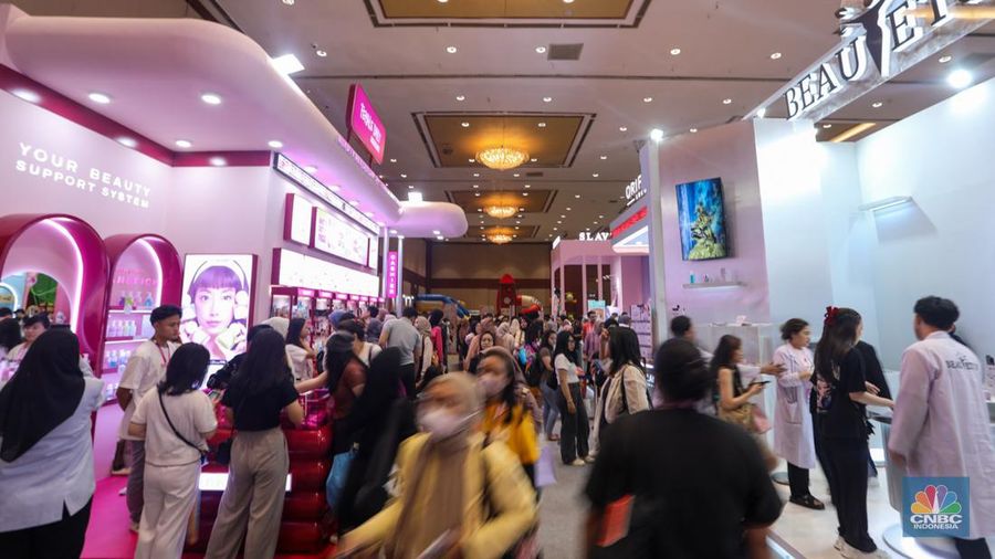 Pengunjung memadati acara Jakarta X Beauty 1.0 di Jakarta Convention Center (JCC), Senayan, Jumat (7/6/2024). (վ/Faisal Rahman)