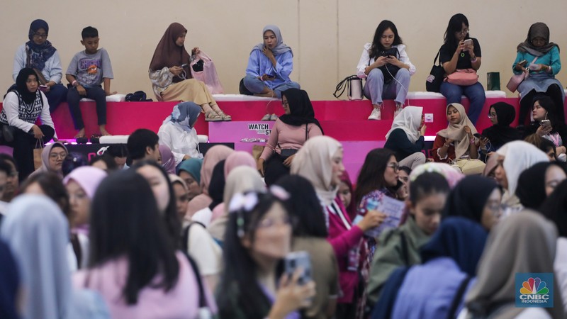 Pengunjung memadati acara Jakarta X Beauty 1.0 di Jakarta Convention Center (JCC), Senayan, Jumat (7/6/2024). (CNBC Indonesia/Faisal Rahman) Pengunjung memadati acara Jakarta X Beauty 1.0 di Jakarta Convention Center (JCC), Senayan, Jumat (7/6/2024). (CNBC Indonesia/Faisal Rahman)