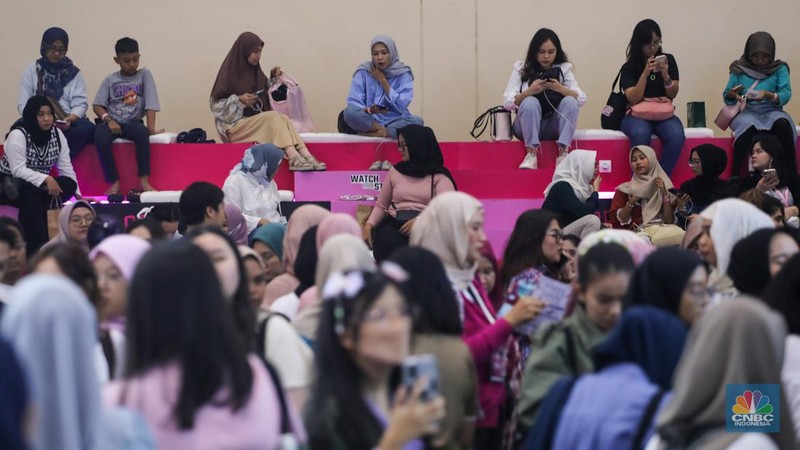 Pengunjung memadati acara Jakarta X Beauty 1.0 di Jakarta Convention Center (JCC), Senayan, Jumat (7/6/2024). (CNBC Indonesia/Faisal Rahman)
