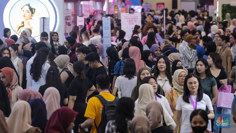 Pengunjung memadati acara Jakarta X Beauty 1.0 di Jakarta Convention Center (JCC), Senayan, Jumat (7/6/2024). (CNBC Indonesia/Faisal Rahman)