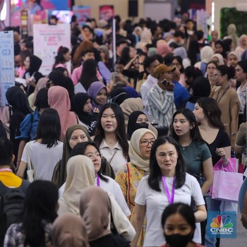 Membeludak, Antrean Pengunjung-Jastiper Borong Skincare Hingga Parfum