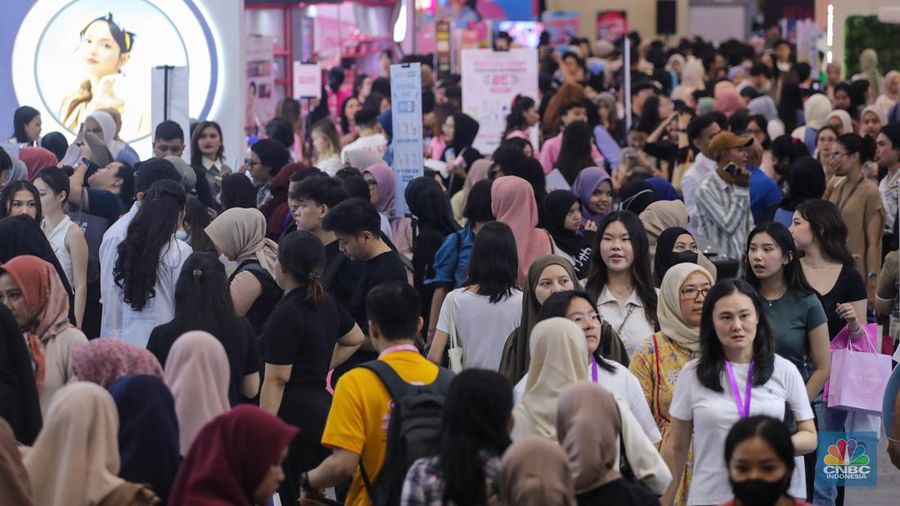 Pengunjung memadati acara Jakarta X Beauty 1.0 di Jakarta Convention Center (JCC), Senayan, Jumat (7/6/2024). (²©²ÊÍøÕ¾/Faisal Rahman)