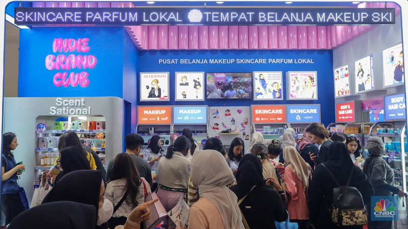 Pengunjung memadati acara Jakarta X Beauty 1.0 di Jakarta Convention Center (JCC), Senayan, Jumat (7/6/2024). (CNBC Indonesia/Faisal Rahman) Pengunjung memadati acara Jakarta X Beauty 1.0 di Jakarta Convention Center (JCC), Senayan, Jumat (7/6/2024). (CNBC Indonesia/Faisal Rahman)