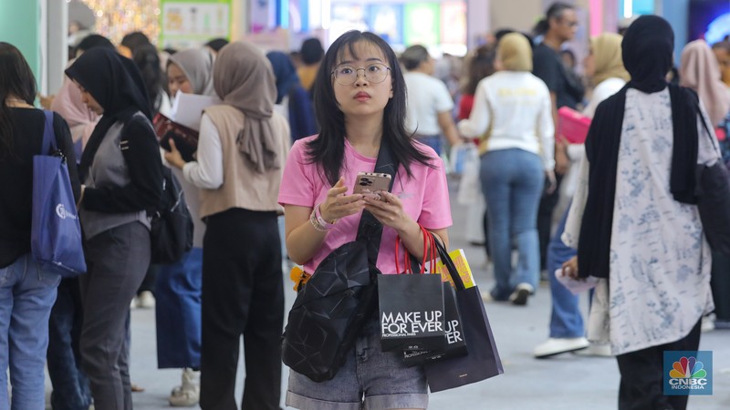 Pengunjung memadati acara Jakarta X Beauty 1.0 di Jakarta Convention Center (JCC), Senayan, Jumat (7/6/2024). (CNBC Indonesia/Faisal Rahman)