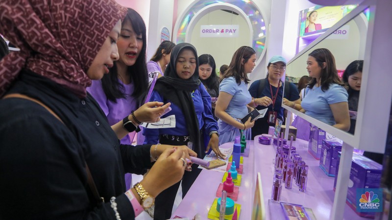 Pengunjung memadati acara Jakarta X Beauty 1.0 di Jakarta Convention Center (JCC), Senayan, Jumat (7/6/2024). (CNBC Indonesia/Faisal Rahman)