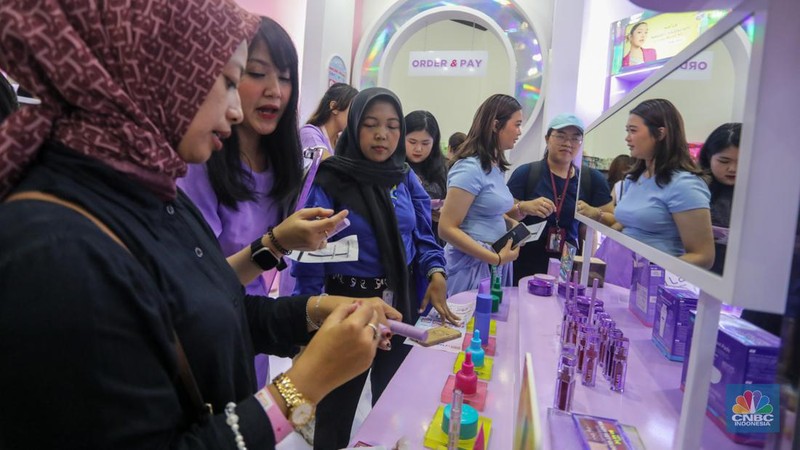 Pengunjung memadati acara Jakarta X Beauty 1.0 di Jakarta Convention Center (JCC), Senayan, Jumat (7/6/2024). (CNBC Indonesia/Faisal Rahman)