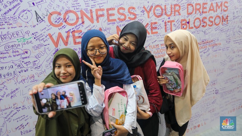 Pengunjung memadati acara Jakarta X Beauty 1.0 di Jakarta Convention Center (JCC), Senayan, Jumat (7/6/2024). (CNBC Indonesia/Faisal Rahman) Pengunjung memadati acara Jakarta X Beauty 1.0 di Jakarta Convention Center (JCC), Senayan, Jumat (7/6/2024). (CNBC Indonesia/Faisal Rahman)