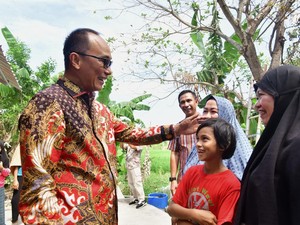 Pj Gubernur Sulsel Bedah Rumah Warga Tak Layak Huni di Makassar