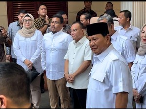 Momen Prabowo Antar Khofifah ke Mobil Usai Beri Dukungan untuk Pilgub Jatim