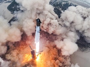 Momen Pesawat Luar Angkasa Elon Musk Mengudara ke Antariksa