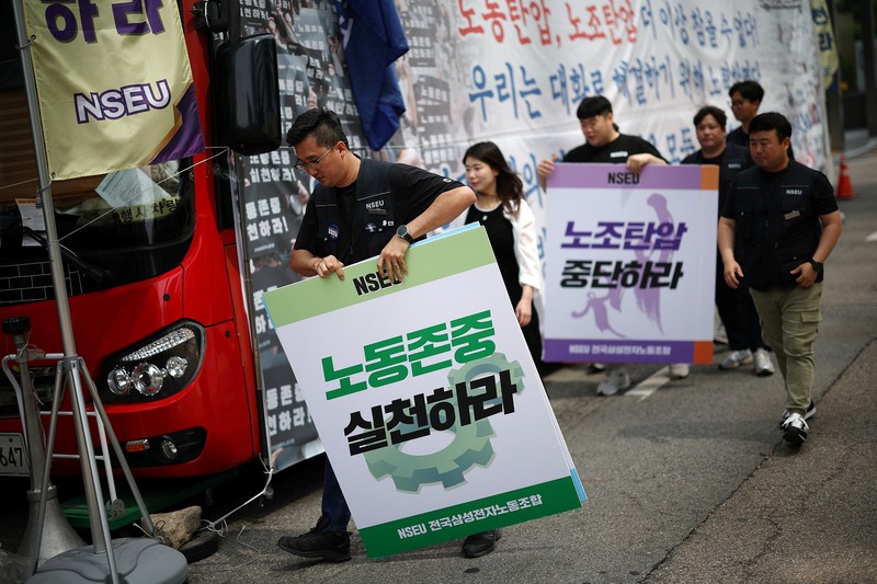 SAMSUNG ELEC-UNION/ Members of National Samsung Electronics Union hold placards, which read