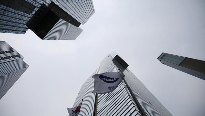 Members of National Samsung Electronics Union hold placards, which read 