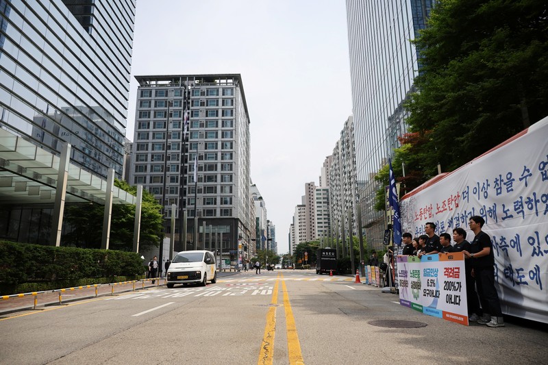 SAMSUNG ELEC-UNION/ Members of National Samsung Electronics Union hold placards, which read
