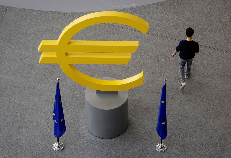Seorang pria berjalan melewati tanda Euro di lorong Bank Sentral Eropa setelah pertemuan dewan pemerintahan ECB di Frankfurt, Jerman, Kamis, 6 Juni 2024.