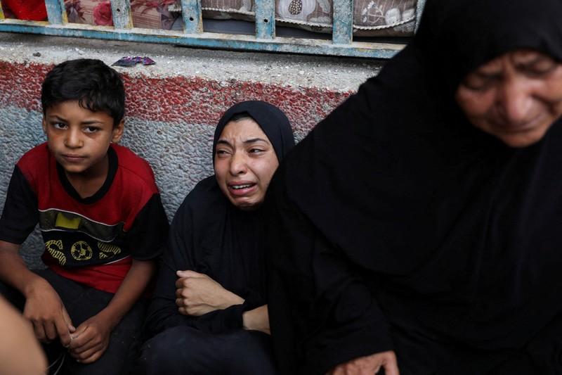 Warga Palestina memeriksa lokasi serangan Israel terhadap sekolah UNRWA yang menampung para pengungsi, di tengah konflik Israel-Hamas, di kamp pengungsi Nuseirat di Jalur Gaza tengah, 6 Juni 2024. Warga Palestina memeriksa lokasi serangan Israel terhadap sekolah UNRWA yang menampung para pengungsi, di tengah konflik Israel-Hamas, di kamp pengungsi Nuseirat di Jalur Gaza tengah, 6 Juni 2024. (REUTERS/Abed Khaled)