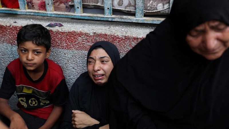 Warga Palestina memeriksa lokasi serangan Israel terhadap sekolah UNRWA yang menampung para pengungsi, di tengah konflik Israel-Hamas, di kamp pengungsi Nuseirat di Jalur Gaza tengah, 6 Juni 2024. (REUTERS/Abed Khaled)