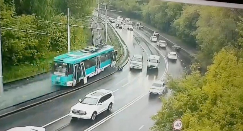 Sedikitnya satu orang tewas, dan puluhan lainnya dilaporkan terluka dalam kecelakaan trem di kota Kemerovo, Rusia, di barat daya Siberia pada Kamis (6/6/2024) pagi. (Tangkapan Layar Video Reuters)