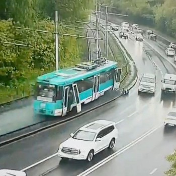 Ngeri! Potret Adu Banteng Trem di Rusia, Para Korban Terpental