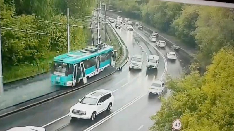 Sedikitnya satu orang tewas, dan puluhan lainnya dilaporkan terluka dalam kecelakaan trem di kota Kemerovo, Rusia, di barat daya Siberia pada Kamis (6/6/2024) pagi. (Tangkapan Layar Video Reuters)