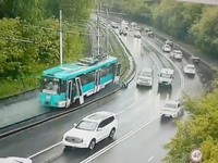 Ngeri! Potret Adu Banteng Trem di Rusia, Para Korban Terpental