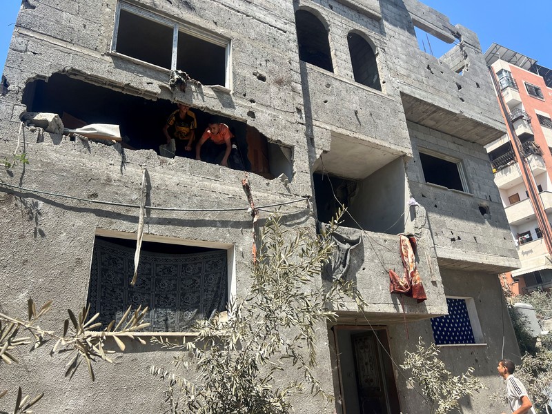 Warga Palestina memeriksa lokasi serangan Israel terhadap sekolah UNRWA yang menampung para pengungsi, di tengah konflik Israel-Hamas, di kamp pengungsi Nuseirat di Jalur Gaza tengah, 6 Juni 2024. (REUTERS/Abed Khaled)