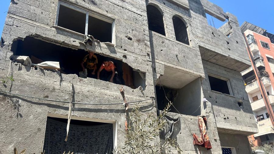 Warga Palestina memeriksa lokasi serangan Israel terhadap sekolah UNRWA yang menampung para pengungsi, di tengah konflik Israel-Hamas, di kamp pengungsi Nuseirat di Jalur Gaza tengah, 6 Juni 2024. (REUTERS/Abed Khaled)