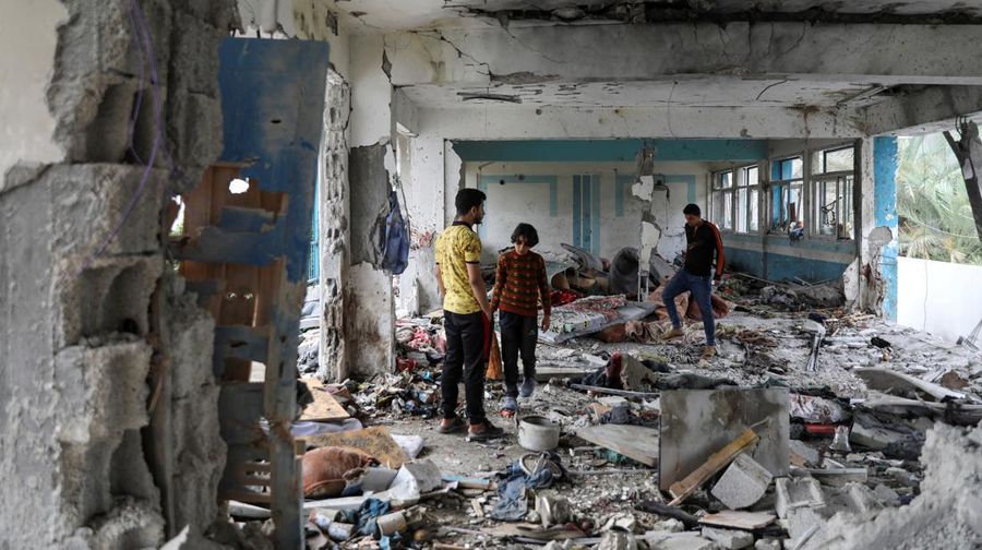 Warga Palestina memeriksa lokasi serangan Israel terhadap sekolah UNRWA yang menampung para pengungsi, di tengah konflik Israel-Hamas, di kamp pengungsi Nuseirat di Jalur Gaza tengah, 6 Juni 2024. (REUTERS/Abed Khaled)
