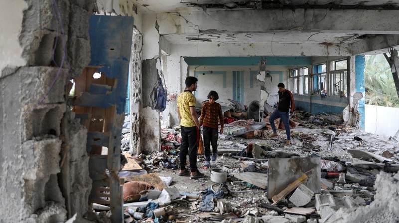 Warga Palestina memeriksa lokasi serangan Israel terhadap sekolah UNRWA yang menampung para pengungsi, di tengah konflik Israel-Hamas, di kamp pengungsi Nuseirat di Jalur Gaza tengah, 6 Juni 2024. (REUTERS/Abed Khaled)