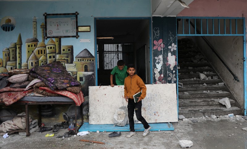 Warga Palestina memeriksa lokasi serangan Israel terhadap sekolah UNRWA yang menampung para pengungsi, di tengah konflik Israel-Hamas, di kamp pengungsi Nuseirat di Jalur Gaza tengah, 6 Juni 2024. Warga Palestina memeriksa lokasi serangan Israel terhadap sekolah UNRWA yang menampung para pengungsi, di tengah konflik Israel-Hamas, di kamp pengungsi Nuseirat di Jalur Gaza tengah, 6 Juni 2024. (REUTERS/Abed Khaled)