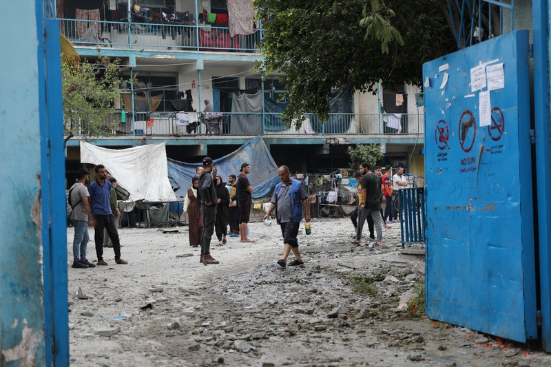 Warga Palestina memeriksa lokasi serangan Israel terhadap sekolah UNRWA yang menampung para pengungsi, di tengah konflik Israel-Hamas, di kamp pengungsi Nuseirat di Jalur Gaza tengah, 6 Juni 2024. Warga Palestina memeriksa lokasi serangan Israel terhadap sekolah UNRWA yang menampung para pengungsi, di tengah konflik Israel-Hamas, di kamp pengungsi Nuseirat di Jalur Gaza tengah, 6 Juni 2024. (REUTERS/Abed Khaled)