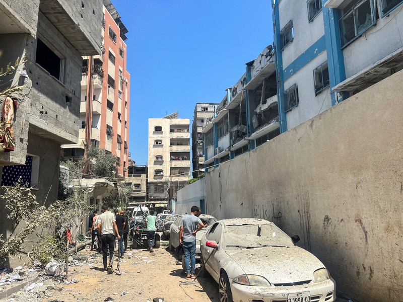 Warga Palestina memeriksa lokasi serangan Israel terhadap sekolah UNRWA yang menampung para pengungsi, di tengah konflik Israel-Hamas, di kamp pengungsi Nuseirat di Jalur Gaza tengah, 6 Juni 2024. Warga Palestina memeriksa lokasi serangan Israel terhadap sekolah UNRWA yang menampung para pengungsi, di tengah konflik Israel-Hamas, di kamp pengungsi Nuseirat di Jalur Gaza tengah, 6 Juni 2024. (REUTERS/Abed Khaled)