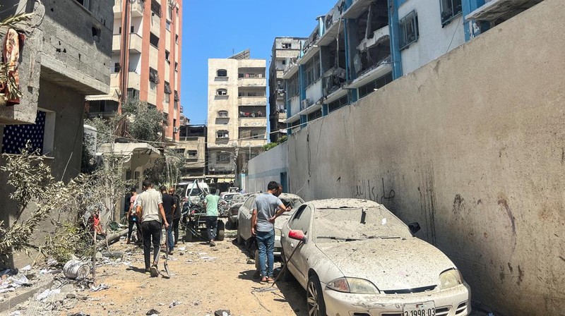 Warga Palestina memeriksa lokasi serangan Israel terhadap sekolah UNRWA yang menampung para pengungsi, di tengah konflik Israel-Hamas, di kamp pengungsi Nuseirat di Jalur Gaza tengah, 6 Juni 2024. (REUTERS/Abed Khaled)