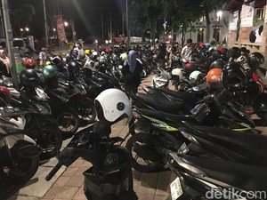 Kawasan Kota Lama Surabaya Diserbu Pengunjung di Akhir Pekan