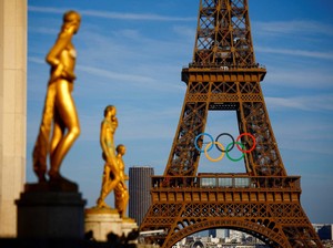 Menara Eiffel Tampak Beda, Berhiaskan Cincin Olimpiade