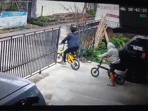 2 Pemuda di Palembang Terekam CCTV Curi Sepeda