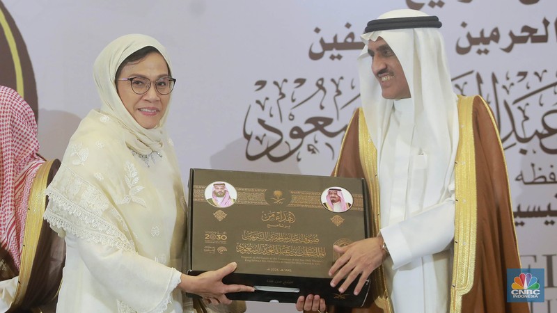 Menteri Keuangan Sri Mulyani menjadi salah satu dari 50 warga Indonesia yang diundang Raja Salman untuk menunaikan ibadah haji. (CNBC Indonesia/Muhamad Sabki) Menteri Keuangan Sri Mulyani menjadi salah satu dari 50 warga Indonesia yang diundang Raja Salman untuk menunaikan ibadah haji. (CNBC Indonesia/Muhamad Sabki)