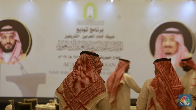 Menteri Keuangan Sri Mulyani menjadi salah satu dari 50 warga Indonesia yang diundang Raja Salman untuk menunaikan ibadah haji. (CNBC Indonesia/Muhamad Sabki) Menteri Keuangan Sri Mulyani menjadi salah satu dari 50 warga Indonesia yang diundang Raja Salman untuk menunaikan ibadah haji. (CNBC Indonesia/Muhamad Sabki)