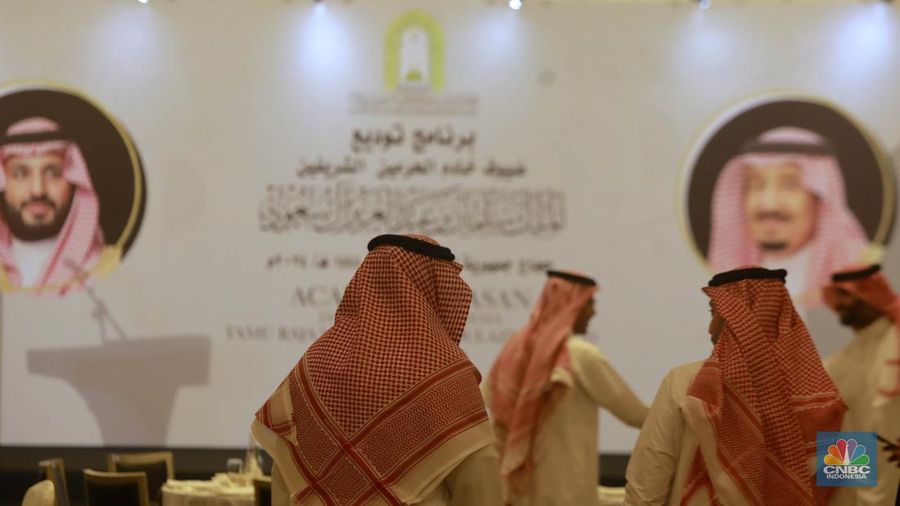Raja Arab Saudi Salman bin Abdulaziz Al Saud mengundang 50 orang Indonesia untuk menunaikan ibadah haji tahun ini. Salah satunya Menteri Keuangan Sri Mulyani. (CNBC Indonesia/Muhamad Sabki)