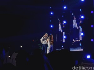 Romantis Rizky Febian dan Mahalini di Panggung Soora Music Festival
