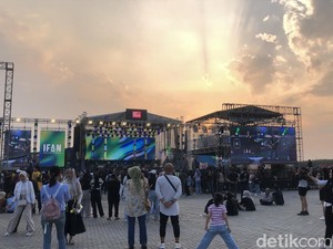 Tritan Point Bandung: Pertokoan Modern, Area Festival hingga Tempat Olahraga